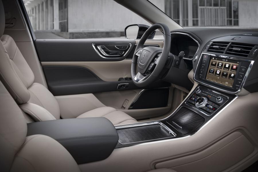 Интерьер Lincoln Continental Monochromatic Package 2019 года  (фото 6 из 7)